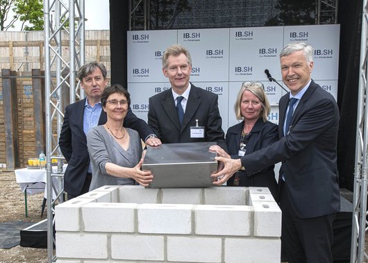 Grundsteinlegung mit Architekt Christian Pelzeter, Finanzministerin Monika Heinold, IB.SH Vorstand Dr. Michael Adamska, Kiels Baudezernentin Doris Grondke und IB.SH Vorstandsvorsitzender Erk Westermann-Lammers (Foto: IB.SH) (Foto: IB.SH)