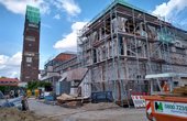 Unter der Mathildenhöhe in Darmstadt wird ein Wasserreservoir genutzt, um das Ausstellungsgebäude mit Wärmepumpen zu Heizen und Kühlen. (Foto: waermepumpe-regional.de)