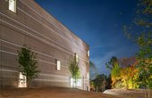 Das Bauhaus-Museum Weimar am Abend (Foto: Thomas Müller, Klassik Stiftung Weimar)