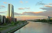 Die Europäische Zentralbank nutzt u.a. Erdwärme aus den Pfahlgründungen (Foto: mailgk1 / wikipedia)