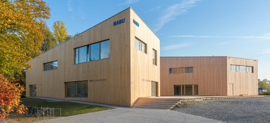 Das NABU-Bodenseezentrum besteht aus zwei separaten Gebäuden, deren Fassaden von einheimischem Tannenholz und Glas geprägt sind. (Foto: Martin Granacher / GUTEX)