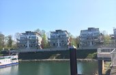 Diese Stadthäuser am Speyerer Hafen werden umweltfreundlich mit Wärmepumpe beheizt. (Foto: waermepumpe-regional.de)