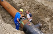 IKEA verlegte unterirdisch eine 200 Meter lange Abwasserdruckleitung, die an das kommunale Abwassernetz anschließt. Durch sie strömt eine Abwassermenge von 500.000 bis 1,4 Millionen Litern pro Stunde. (Quelle: IKEA Deutschland)
