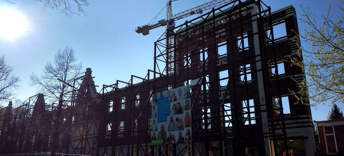 Die Schmuckfassade zur Martinistraße (hier am 09.04.2017) konnte erhalten werden. (Foto: waermepumpe-regional.de)
