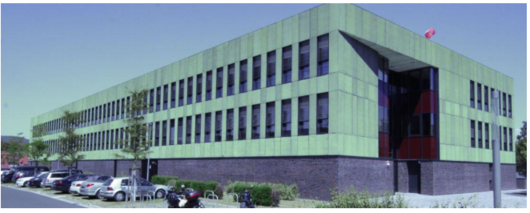 Das Passivhaus Institut hat das Verwaltungsgebäude der Polizei in Baunatal wissenschaftlich untersucht. Das Haus im
Passivhaus-Standard trägt durch einen geringen Energieverbrauch zum Klimaschutz bei.
Foto: Passiv Institut
Das Passivhaus Institut hat das Verwaltungsgebäude der Polizei in Baunatal wissenschaftlich untersucht. Das Haus im Passivhaus-Standard trägt durch einen geringen Energieverbrauch zum Klimaschutz bei. Foto: Passiv Institut