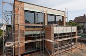 Auf der Südseite des Hauses dominieren große Fensterfronten. Von hier geht es auf die Terrasse und in den Garten. (Foto: Deutsche Poroton / Christian Schwab)