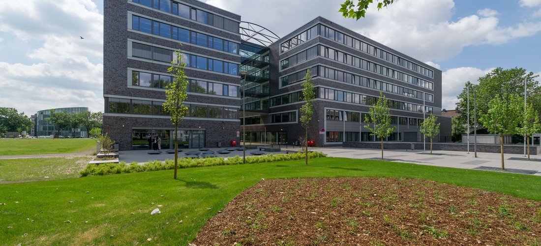 Das ZBW Berufskolleg in Duisburg-Neudorf nutzt mit 180 Erdwärmesonden eine der größten Erdwärmepumpen Deutschlands (Foto: GOLDBECK Public Partner GmbH)