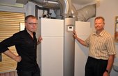 Die Lüftungs- und Heizzentrale im Technikraum: das Integralgerät LWZ 403 begeistert den Architekten Christian Kaiser (links) dank des hohen Integrationsgrades und geringen Platzbedarfs. Rechts STIEBEL-ELTRON-Fachberater Holger Gräfe