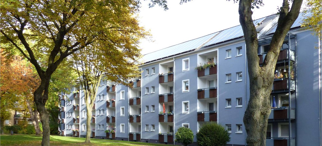 Die Stegerwaldsiedlung in Köln heizt mit Luftwärmepumpen, die mit Solarstrom der auf den Dächern installierten Photovoltaik-Anlagen betrieben werden. (Foto: EnergieAgentur.NRW)