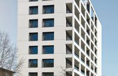 Ein Viessmann Eisspeicher mit zwei angeschlossenen Wärmepumpen Vitocal 300-G bildet das Herzstück des energetischen Konzepts im Hochhaus am Pforzheimer Hauptbahnhof. (Abbildung: Viessmann Werke)