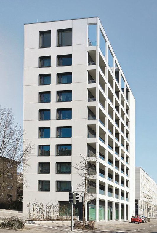 Ein Viessmann Eisspeicher mit zwei angeschlossenen Wärmepumpen Vitocal 300-G bildet das Herzstück des energetischen Konzepts im Hochhaus am Pforzheimer Hauptbahnhof. (Abbildung: Viessmann Werke)