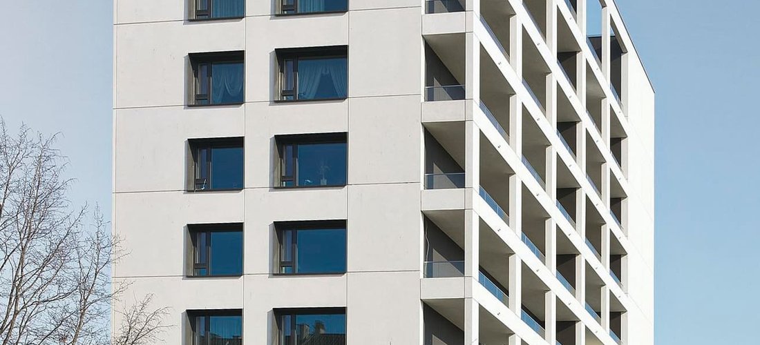 Ein Viessmann Eisspeicher mit zwei angeschlossenen Wärmepumpen Vitocal 300-G bildet das Herzstück des energetischen Konzepts im Hochhaus am Pforzheimer Hauptbahnhof. (Abbildung: Viessmann Werke)
