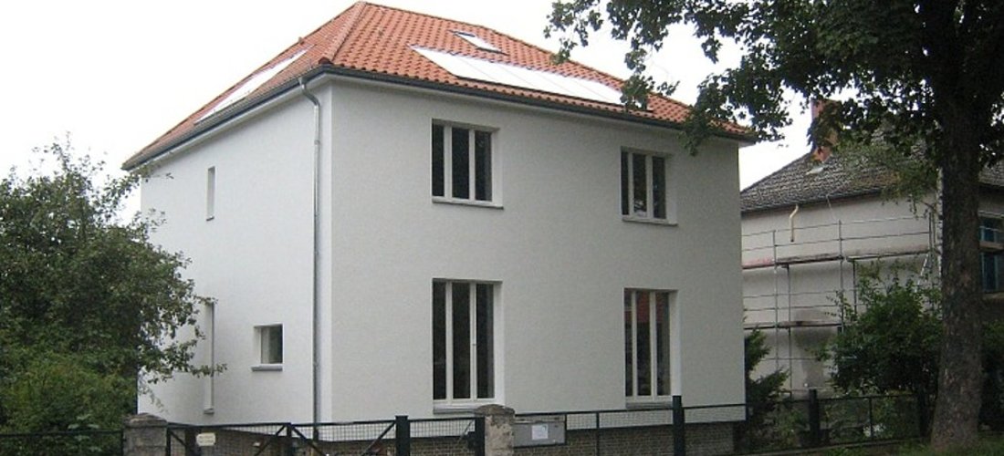 Die DGS hat in diesem Berliner Altbau untersucht, wie sich eine Erdwärmepumpe optimal mit einer Solaranlage kombinieren lässt. (Foto: DGS / TSB)