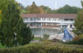 Stuttgarter Mineralbad Berg im Oktober 2010 (Foto: sarang – wikimedia / gemeinfrei)