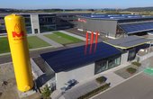 Die Alois Müller Green Factory in Ungerhausen wird mit einer Wärmepumpe und Pelletheizung beheizt. (Foto: Alois Müller GmbH)