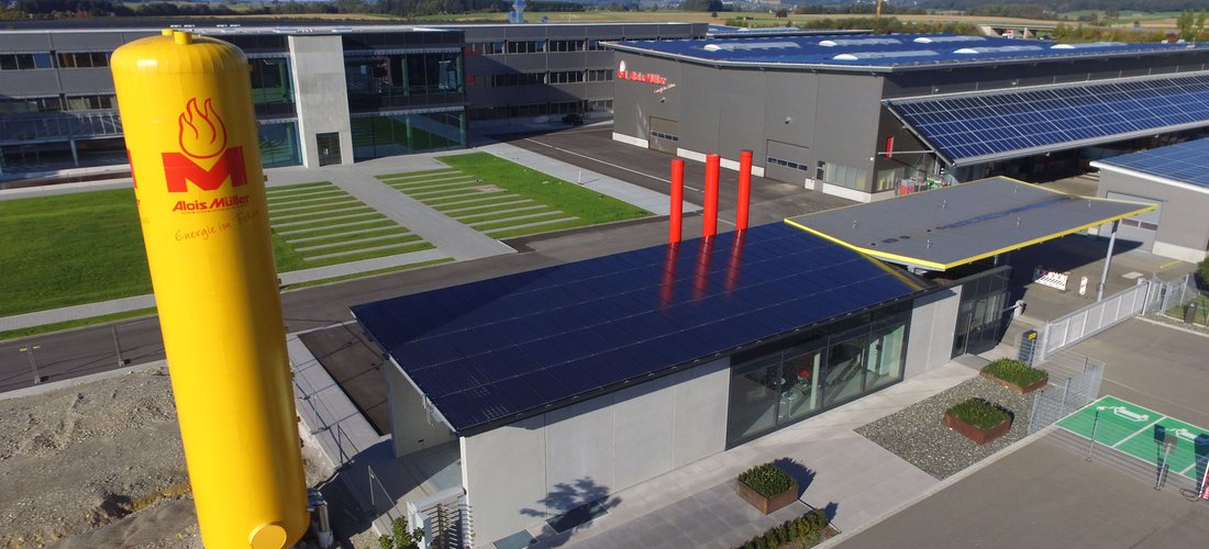 Die Alois Müller Green Factory in Ungerhausen wird mit einer Wärmepumpe und Pelletheizung beheizt. (Foto: Alois Müller GmbH)