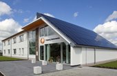 In enger Zusammenarbeit mit geoENERGIE-Konzept wurde ein Anlagenkonzept entwickelt, das neben Photovoltaikmodulen eine erdgekoppelte Wärmepumpe mit vier Erdwärmesonden in einer Tiefe von 120 – 130 Metern beinhaltet. Foto: BWP