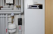 Die Buderus Sole/Wasser-Wärmepumpe Logatherm WPS 6-1 erreicht hohe Jahresarbeitszahlen von bis zu 4,4 im praktischen Betrieb. (Bild: Buderus)