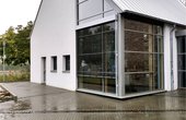 Ein Anbau dient als Erweiterung der bestehenden Scheune. (Foto: waermepumpe-regional.de)