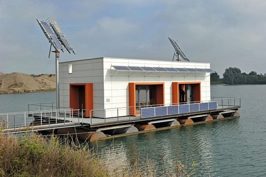 Das Hausboot auf einem Baggersee bei Kalkar wird mit einer geoTHERM plus Sole/Wasser-Wärmepumpe von Vaillant beheizt. (Foto: Vaillant) Das Hausboot auf einem Baggersee bei Kalkar wird mit einer geoTHERM plus Sole/Wasser-Wärmepumpe von Vaillant beheizt. (Foto: Vaillant)