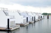 15 Schwimmende Häuser liegen an jedem der vier Pontons im Hafen von Olpenitz, jedes verfügt über einen eigenen Schiffsliegeplatz. (Foto: REMKO, Lage)