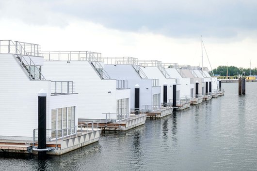 15 Schwimmende Häuser liegen an jedem der vier Pontons im Hafen von Olpenitz, jedes verfügt über einen eigenen Schiffsliegeplatz. (Foto: REMKO, Lage)
