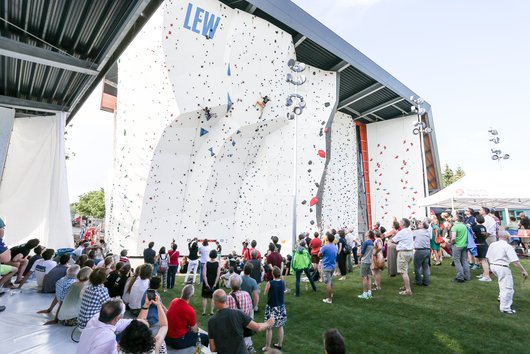 DAV-Kletterzentrum Eröffnung": Mitte Juni wurde die neue DAV-Kletterhalle Augsburg offiziell eröffnet. Mit der Eröffnung ging gleichzeitig eine zukunftsweisende und ökologische Versorgung mit Strom und Wärme in Betrieb. Foto: LEW/ Thorsten Franzis DAV-Kletterzentrum Eröffnung": Mitte Juni wurde die neue DAV-Kletterhalle Augsburg offiziell eröffnet. Mit der Eröffnung ging gleichzeitig eine zukunftsweisende und ökologische Versorgung mit Strom und Wärme in Betrieb. Foto: LEW/ Thorsten Franzis