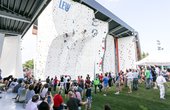 DAV-Kletterzentrum Eröffnung": Mitte Juni wurde die neue DAV-Kletterhalle Augsburg offiziell eröffnet. Mit der Eröffnung ging gleichzeitig eine zukunftsweisende und ökologische Versorgung mit Strom und Wärme in Betrieb. Foto: LEW/ Thorsten Franzis 