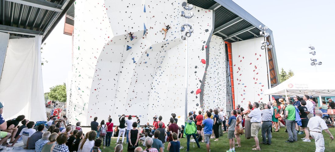 DAV-Kletterzentrum Eröffnung": Mitte Juni wurde die neue DAV-Kletterhalle Augsburg offiziell eröffnet. Mit der Eröffnung ging gleichzeitig eine zukunftsweisende und ökologische Versorgung mit Strom und Wärme in Betrieb. Foto: LEW/ Thorsten Franzis 