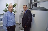 Hausbesitzer Peter Rogge (links) und Udo Steinberg von Stiebel Eltron im Technikraum des Hauses. Foto: Stiebel Eltron 