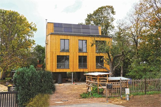 15 PVT-Kollektoren versorgen Wärmepumpe in Dresdener Einfamilienhaus (Foto: Consolar Solare Energiesysteme GmbH) 15 PVT-Kollektoren versorgen Wärmepumpe in Dresdener Einfamilienhaus (Foto: Consolar Solare Energiesysteme GmbH)