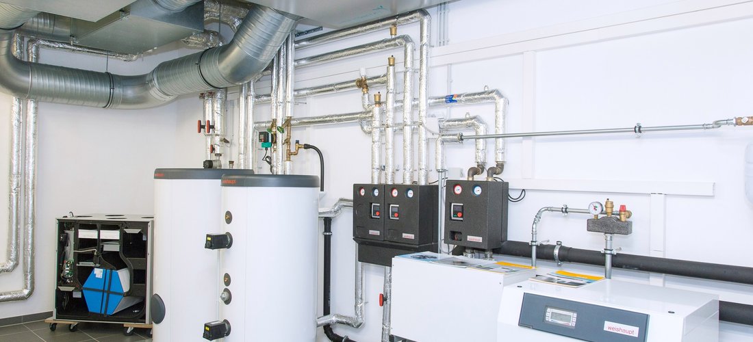 Die Sole/Wasser-Wärmepumpe des House of Energy in Kaufbeuren hat drei Sonden und erreicht eine Heizleistung von 10,9 kW. (Bildquelle: Bundesverband Wärmepumpe (BWP) e.V. / Max Weishaupt GmbH)