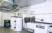 Die Sole/Wasser-Wärmepumpe des House of Energy in Kaufbeuren hat drei Sonden und erreicht eine Heizleistung von 10,9 kW. (Bildquelle: Bundesverband Wärmepumpe (BWP) e.V. / Max Weishaupt GmbH)