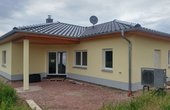 Winkelbungalow mit Luftwärmepumpe in Bad Salzungen (Foto: Mihm Thermobau GmbH)
