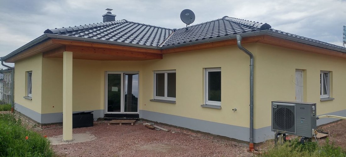 Winkelbungalow mit Luftwärmepumpe in Bad Salzungen (Foto: Mihm Thermobau GmbH)