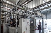 Hinter der Wärmepumpe sieht man die beiden hybrid eingesetzten SES BHKW (Quelle: M. Duckek)