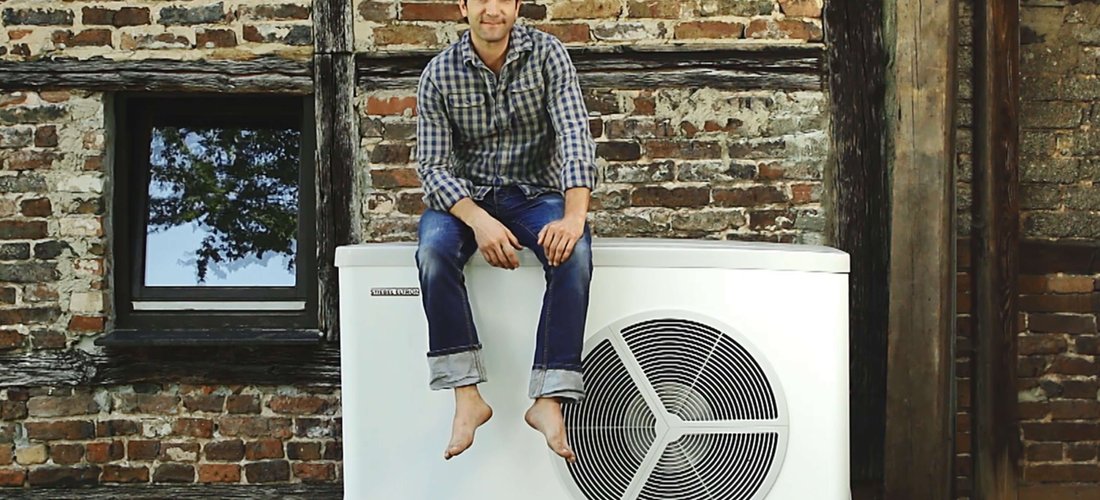 Schauspieler und Comedian Thomas Maximilian Held mit Luftwärmepumpe auf seinem Bauernhof in Mechernich. (Foto: Stiebel Eltron)