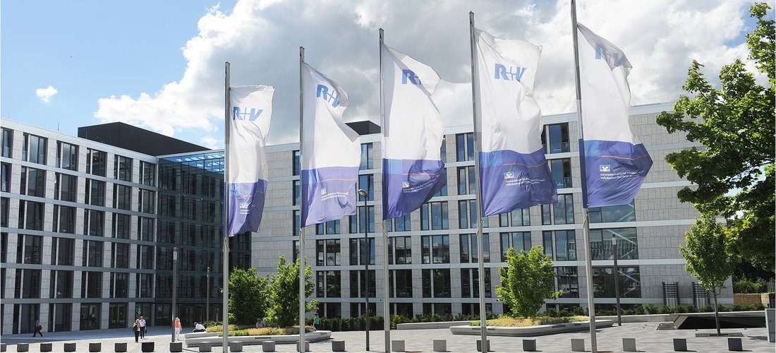 Die neue Hauptverwaltung der R+V Versicherung am Raiffeisenplatz in Wiesbaden nutzt Erdwärme zum Heizen und Kühlen. (Foto: Pressebild der R+V Versicherung)