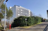 In dem Bad Hersfelder Wohnhochhaus nutzen Luftwärmepumpen die Abluftwärme der Solarfassade. (Foto: waermepumpe-regional.de)
