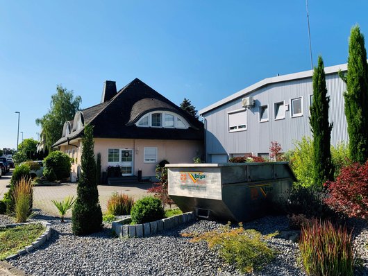 Die Stadtvilla der Familie Berger in Plankstadt wird mit vier Luft-Wasser Wärmepumpen beheizt. (Foto: © Ochs) Die Stadtvilla der Familie Berger in Plankstadt wird mit vier Luft-Wasser Wärmepumpen beheizt. (Foto: © Ochs)