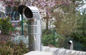 Durch das Fassadensystem Zehnder ComfoVent aus Edelstahl wird die Zuluft einen Meter über Bodenniveau angesaugt. Das stellt sicher, dass Radon nicht ins Gebäude gelangt. (Foto: Zehnder Group Deutschland GmbH)