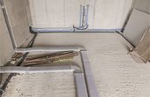 Die Flachrohre vom Typ Zehnder ComfoTube flat 51 sind nur 51 Millimeter hoch und wurden auf dem Rohboden in der Dämmschicht oder in den Wänden verlegt. (Foto: Zehnder Group Deutschland GmbH)