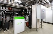Die Ingenieure des Berliner Geothermieunternehmens Geo-En nutzten bei dem Projekt das unter dem Gebäude liegende, mit Grundwasser gesättigte Erdreich als Niedertempertatur-Wärmespeicher. Foto: BWP