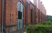 Während für die Innenräume sehr kristalline und klare, vorwiegend weiße und schwarze Materialien verwendet wurden, zeigt sich die Außenfassade in gerostetem Stahl. (Foto: GIU Gesellschaft für Innovation und Unternehmensförderung mbH)