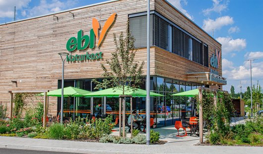 Fürther ebl-Markt Hardhöhe mit Café (Foto: ebl-naturkost GmbH & Co. KG) Fürther ebl-Markt Hardhöhe mit Café (Foto: ebl-naturkost GmbH & Co. KG)