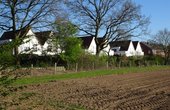 Alle Doppelhaushälften werden mit einer Luft-Wasser-Wärmepumpe und einer Solarthermie-Anlage beheizt. (Foto: waermepumpe-regional.de)