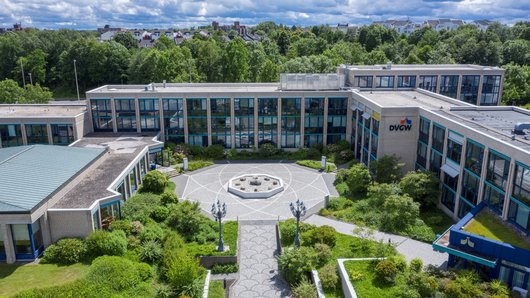 Die DVGW-Hauptgeschäftsstelle in Bonn heizt und kühlt mit Erdgas und Wärmepumpen (Foto: DVGW Deutscher Verein des Gas- und Wasserfaches e.V.) Die DVGW-Hauptgeschäftsstelle in Bonn heizt und kühlt mit Erdgas und Wärmepumpen (Foto: DVGW Deutscher Verein des Gas- und Wasserfaches e.V.)