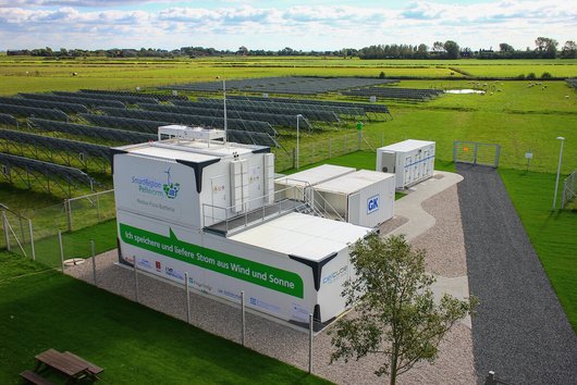 Eine Lithium-Ionen- und eine Redox-Flow-Batterie bildeten auf Pellworm ein virtuelles Hybridspeichersystem. (Foto: Carsten Bernot) Eine Lithium-Ionen- und eine Redox-Flow-Batterie bildeten auf Pellworm ein virtuelles Hybridspeichersystem. (Foto: Carsten Bernot)