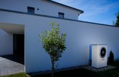 Im Haus von D. Roeck erreicht der Energiemanager von Bosch einen Autarkiegrad vom Haushaltsstrom von bis zu 55 Prozent. Rechts im Bild ist die Außeneinheit der Wärmepumpe Compress 7000i AW zu sehen. (Quelle: Bosch)