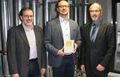 Übergabe der DGNB-Zertifizierung: Dekan Prof. Dr. Gerhard Fetzer, Senior Projektpartner bei Drees & Sommer Christian Luft, Prof. Dr. Markus Tritschler (von rechts). (Foto: Hochschule Esslingen)